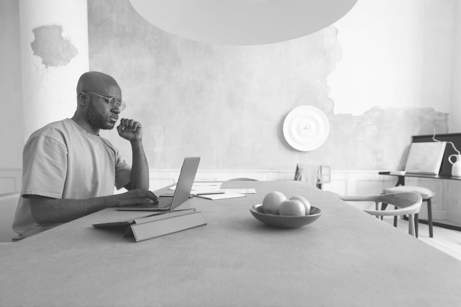 Moderner Arbeitsplatz mit Laptop und Notizen für Startup-Gründung