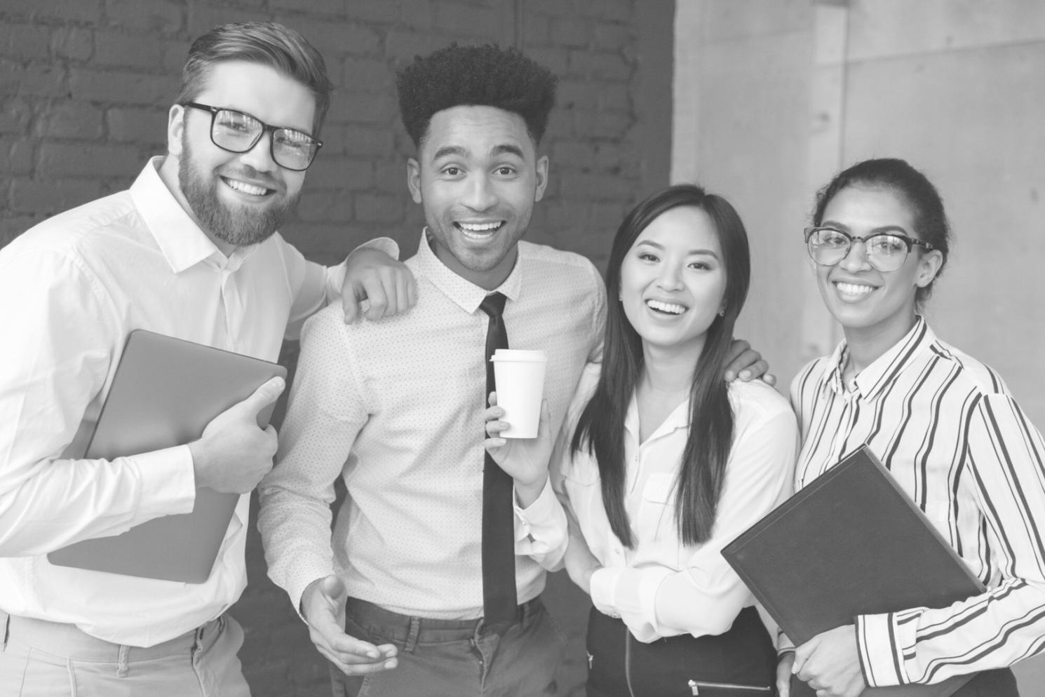 Moderne Arbeitsumgebung für Startup-Finanzplanung mit professionellem Team