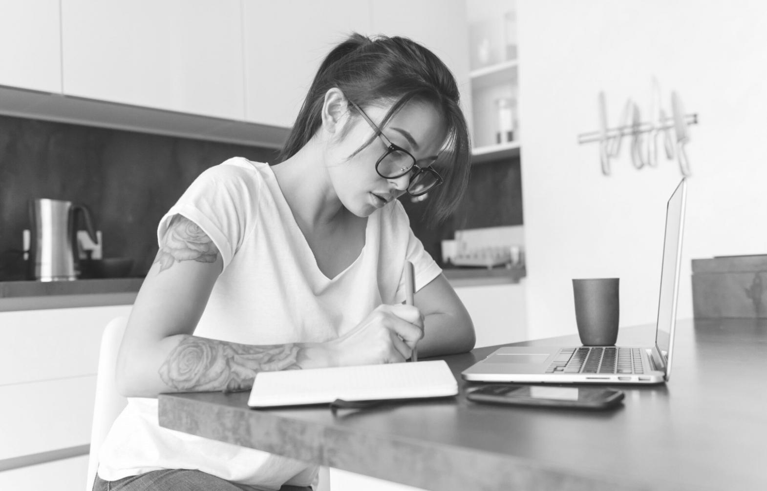 Mentor gibt Feedback zu Finanzstrategie